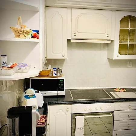 Kingdom & Car Parking On-site & Aircon & Quiet & Family Friendly Apartamento *