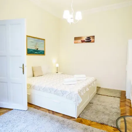 Kingdom & Car Parking On-site & Aircon & Quiet & Family Friendly Apartamento Budapest