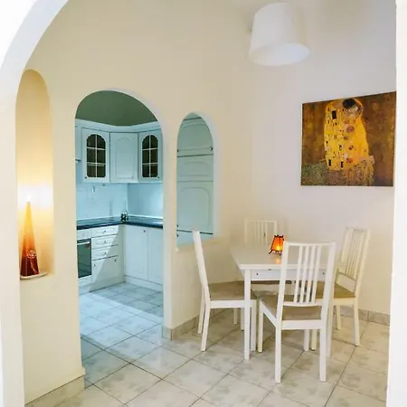 Kingdom & Car Parking On-site & Aircon & Quiet & Family Friendly Apartamento Budapest