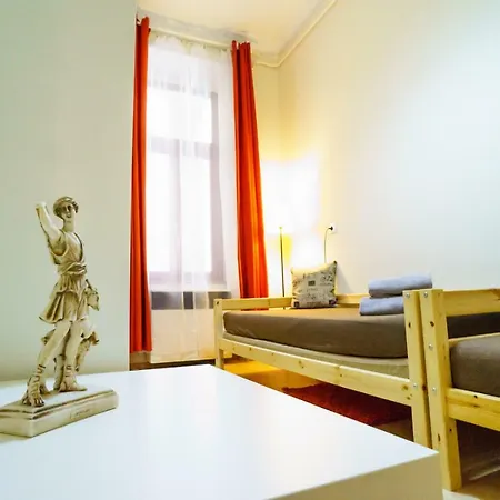 Kingdom & Car Parking On-site & Aircon & Quiet & Family Friendly *