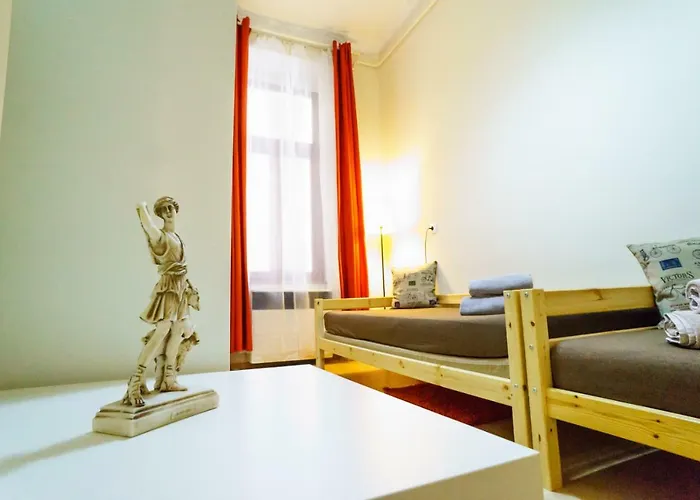 Kingdom & Car Parking On-site & Aircon & Quiet & Family Friendly *
