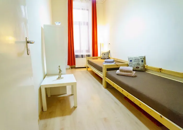 Kingdom & Car Parking On-site & Aircon & Quiet & Family Friendly