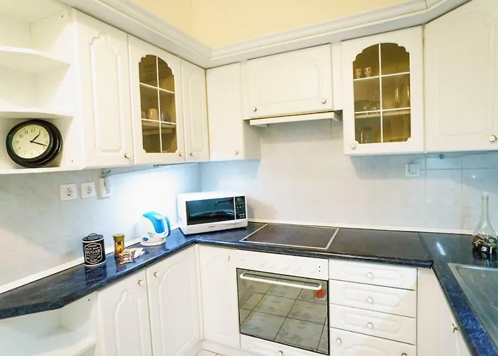 Kingdom & Car Parking On-site & Aircon & Quiet & Family Friendly
