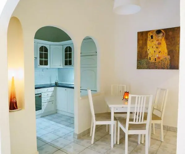 Kingdom & Car Parking On-site & Aircon & Quiet & Family Friendly Apartament Budapesta